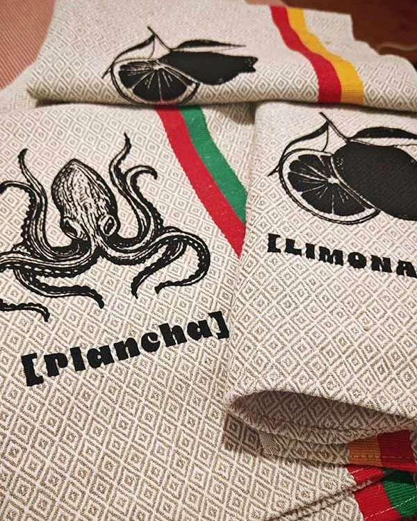 LIMONADE & PLANCHA !
Pour ces torchons chinés sérigraphiés aux airs de Sudiste
2 Pièces de chaque seulement
Coton chevrons texturé et rayures colorées contrastées pour ces petites pépites  Petites marques du temps qui raconte son histoire et garde tout son charme.  #Torchon 
#vintage 
#serigraphietextile 
#upcycled 
#cuisine