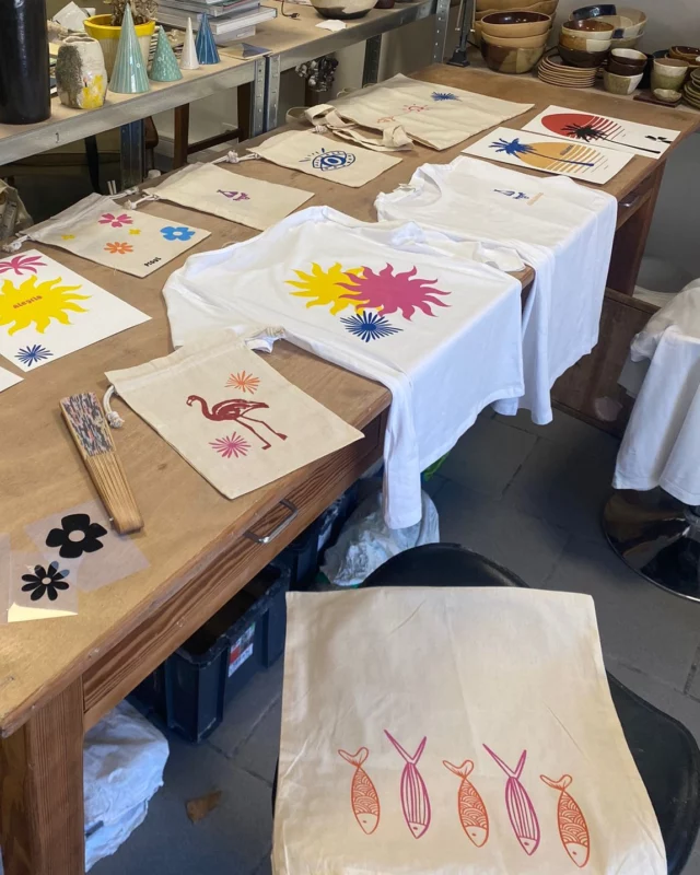 🌈 Atelier de Sérigraphie
Imprimez, Amusez-vous, Repartez avec votre création !  Venez passer un moment créatif et tester la sérigraphie !
Les motifs sont déjà prêts, il ne vous reste plus qu’à les choisir et les imprimer sur tissu ou papier (tote bag, pochette, torchons et vos propres tissus et objets à apporter).✨  👕 Au programme :
🎨 Une initiation simple et ludique à la sérigraphie
🖌️ Un choix de jolis motifs à imprimer
👐 Une création faite par vous (et fièrement ramenée chez vous !)
💬 De la bonne humeur et du partage  📍 Où ? 32 Bd de Strasbourg à Montpellier
📅 Quand ? Samedi 29 mars
⏰ À quelle heure ? de 15h à 17h30
💡 Places limitées – Pensez à réserver !  📩 www.manapongo.fr / Ateliers pour en savoir plus !
✨ Hashtags ✨  #Sérigraphie #AtelierCréatif #DIY #ImpressionArtisanale #TissuPersonnalisé #HandmadeWithLove #MadeByMe #Graphisme #Artisanat #MomentCréatif #FunEtCréatif #AtelierSérigraphie #CréationUnique