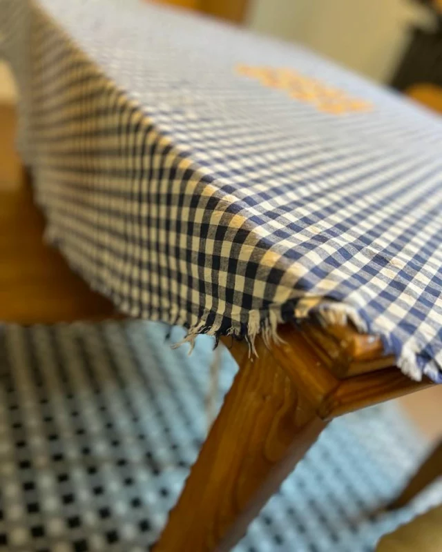 Cette pièce, c’est un vrai voyage dans le temps...  Je l’ai revisitée avec ce motif très seventies, prête à trouver sa place dans une maison qui aime les petites touches d’authenticité.
Je craque totalement pour ce vichy coloré, ces petites franges, et surtout pour l’histoire qu’on imagine autour des repas qu’elle a sûrement accompagnés dans les années 60.
Bref, je l’adore.
Et vous, ce motif vous parle autant qu’à moi ?  Pas de copies, pas de clones, juste une pièce qu’on ne trouvera nulle part ailleurs.
100 % one of a kind ✨  #créationunique  #FaitMainAvecAmour #TissuVintage #artisanatfrancais #AmbianceVintage #DécoFrançaise #ChinerPourCréer