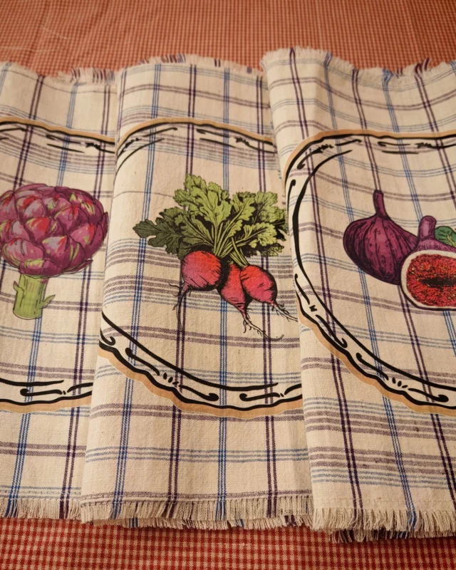 Les légumes s’invitent à table…  Ces sets de table sont faits main, frangés patiemment et coupés dans un tissu vintage rare qu’on ne recroisera pas deux fois.  Un radis par-ci, une figue par-là… et voilà une table pleine de charme  Ce sont les toutes dernières pièces de ce tissu
Pour un coup de ❤️, c’est le moment...